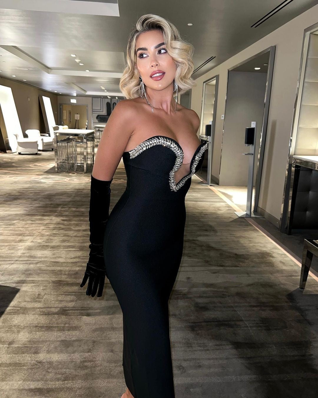Chic Strapless V-Neck Midi Party Wear
