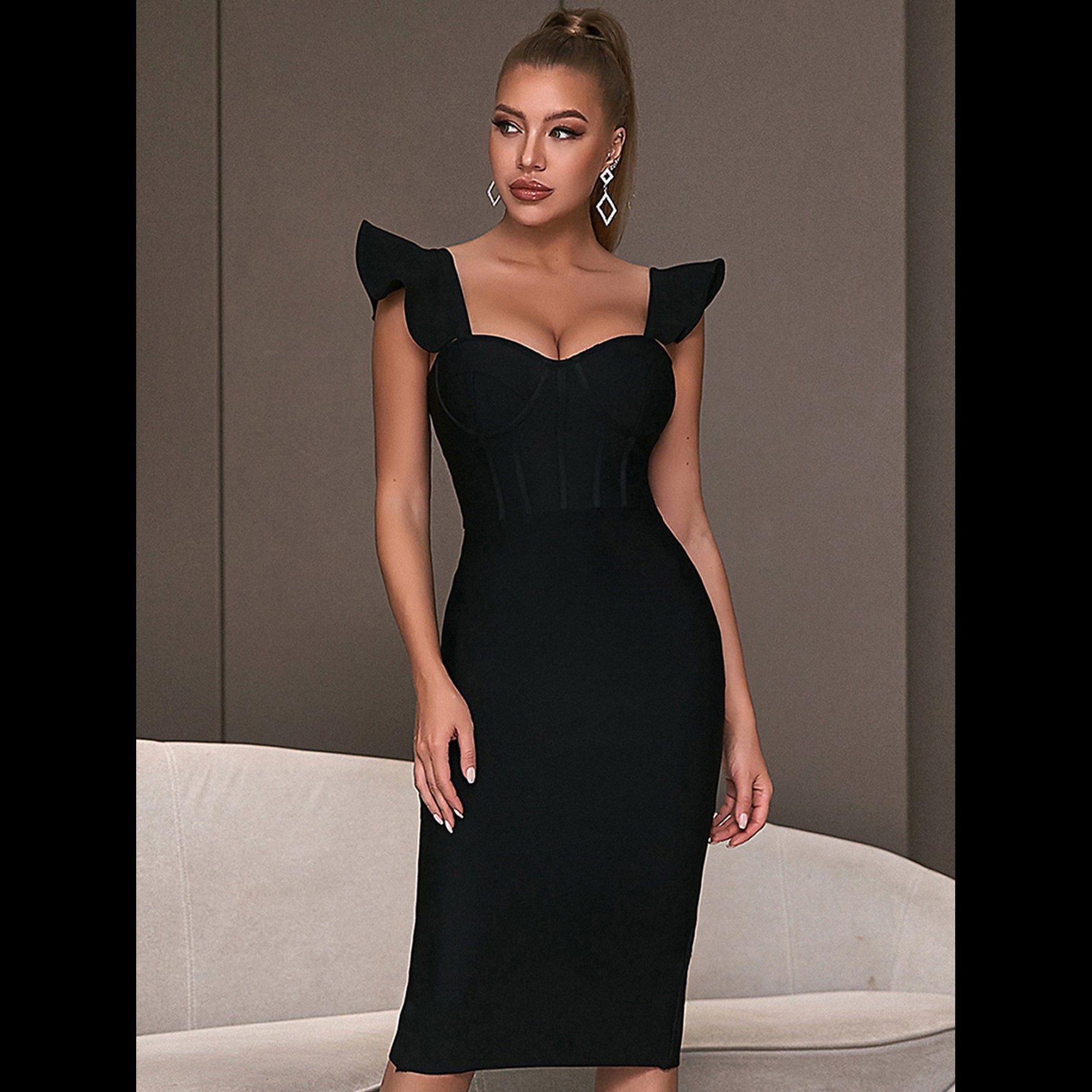 Elegant hip-hugging bandage dress
