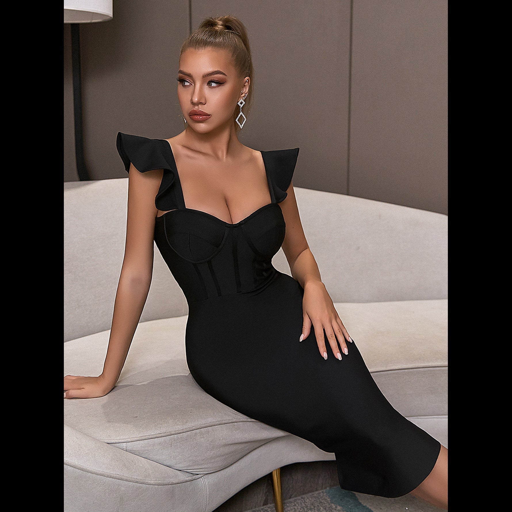 Elegant hip-hugging bandage dress