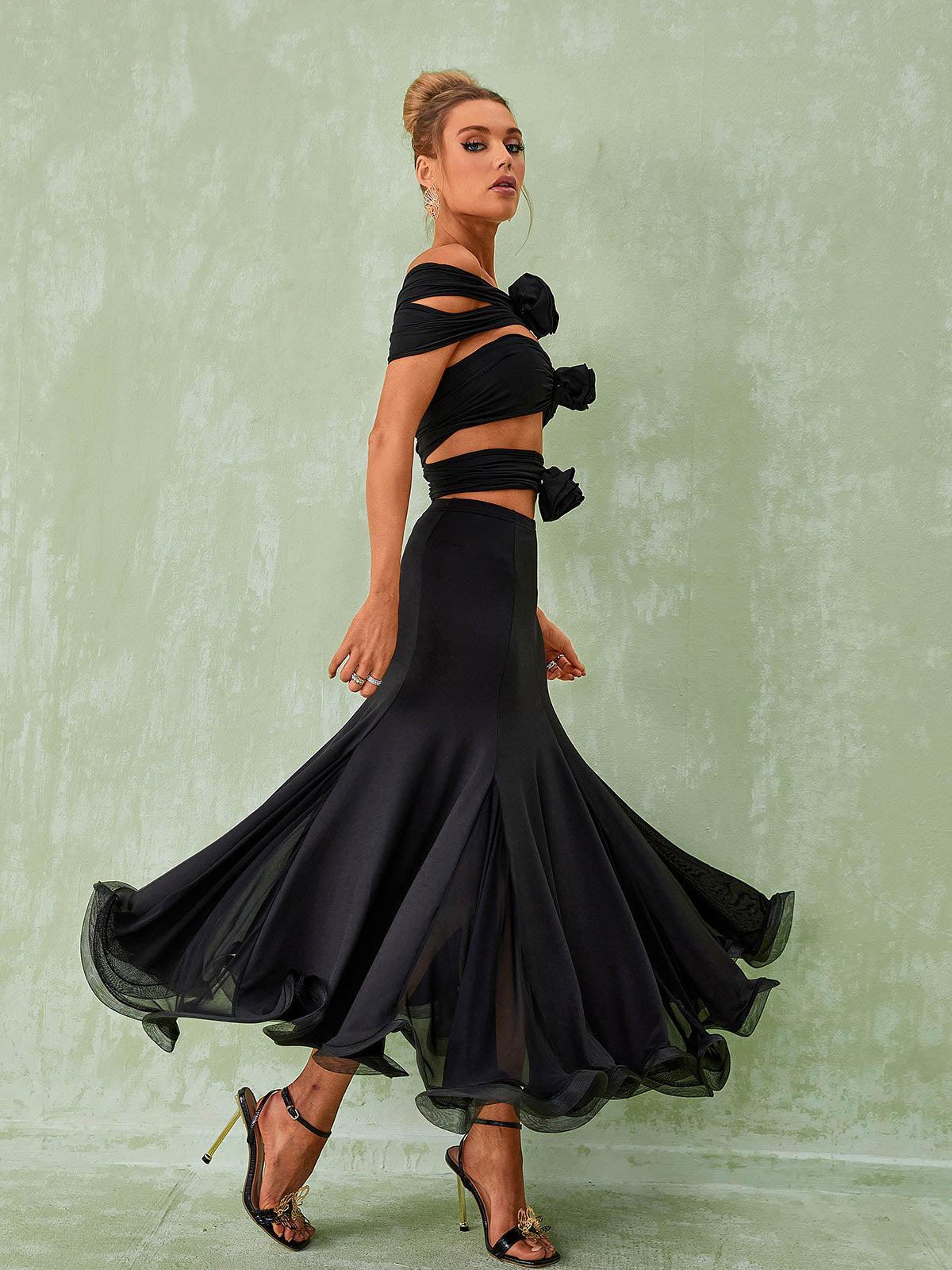 Elegant black maxi skirt with ruched and curling details. Flattering and versatile, perfect for any occasion. 100% polyester, easy care.