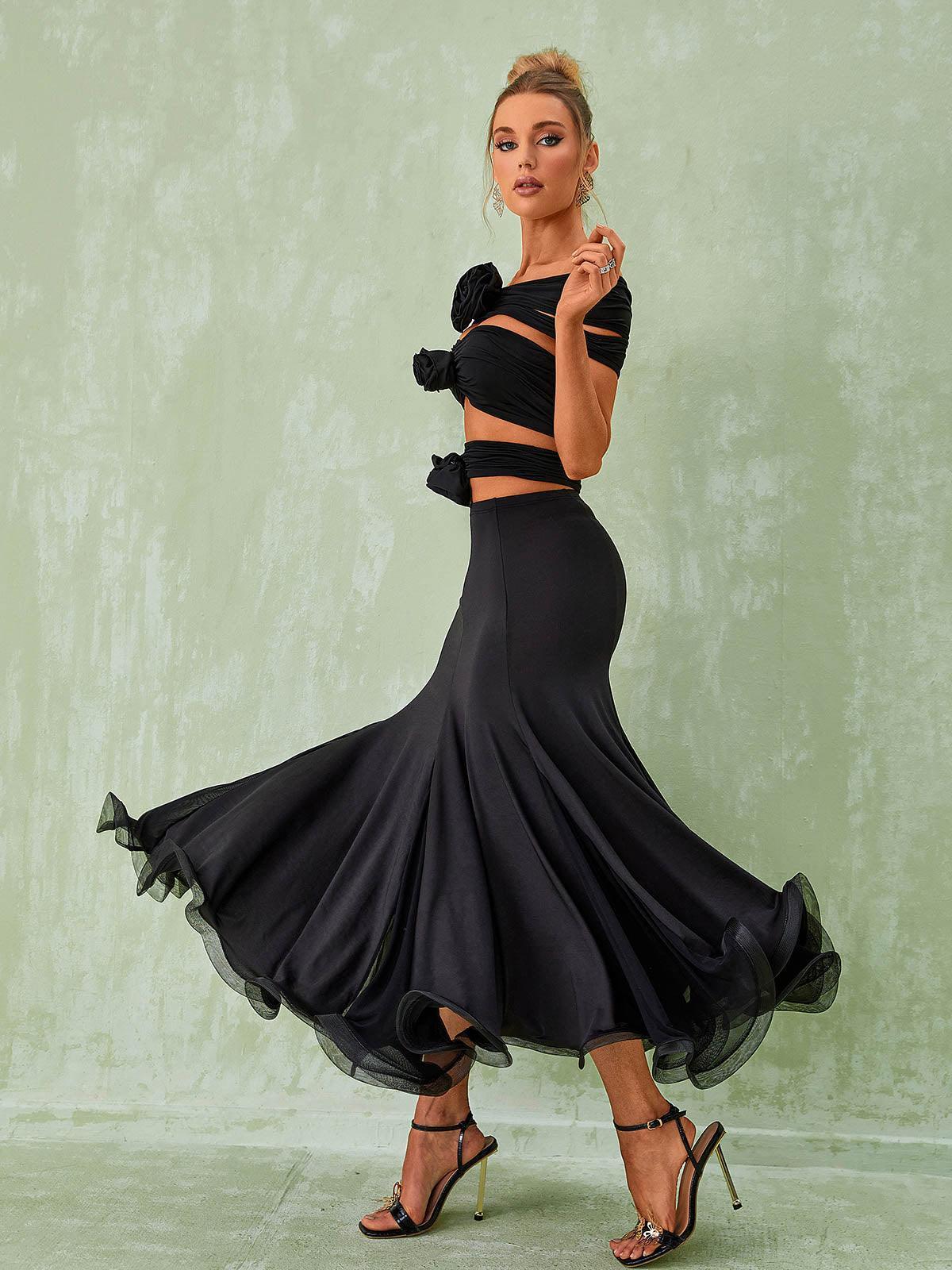 Elegant black maxi skirt with ruched and curling details. Flattering and versatile, perfect for any occasion. 100% polyester, easy care.